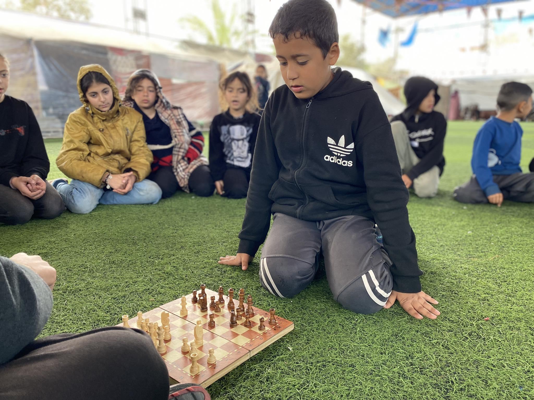 加沙青少年创办儿童国际象棋俱乐部，在 Instagram 上引起数百万关注