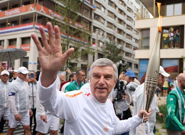 巴赫在巴黎运动员村内传递火炬